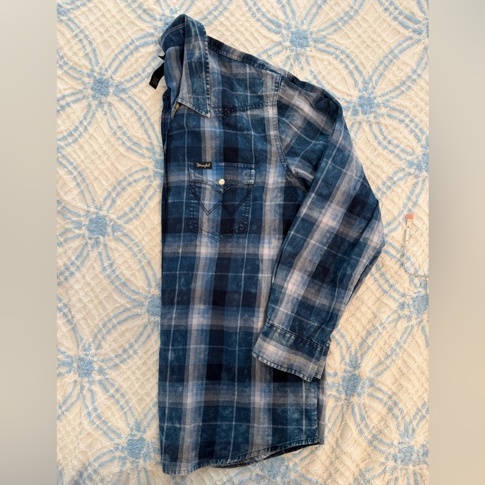 Women’s Wrangler Retro plaid long sleeve snap up shirt LARGE
